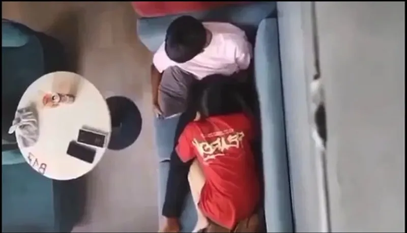 Quay lén người yêu liếm bú cho em người yêu nơi công cộng